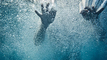 السيول تجرف تلميذة