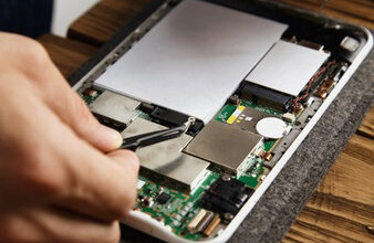 تقني متخصص في الإلكتروميكانيك